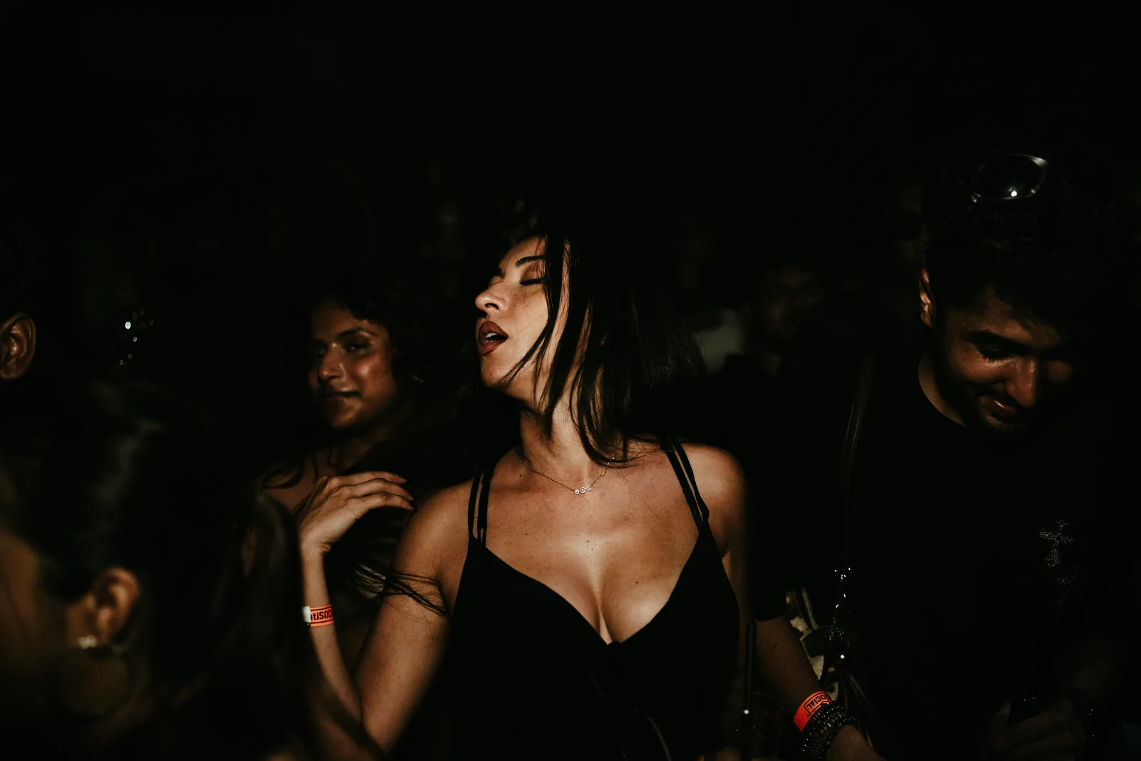 The crowd at a FallØut night